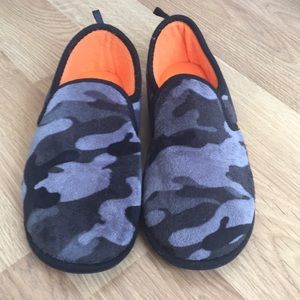 Youth Camo Slippers Fits Size 4-5